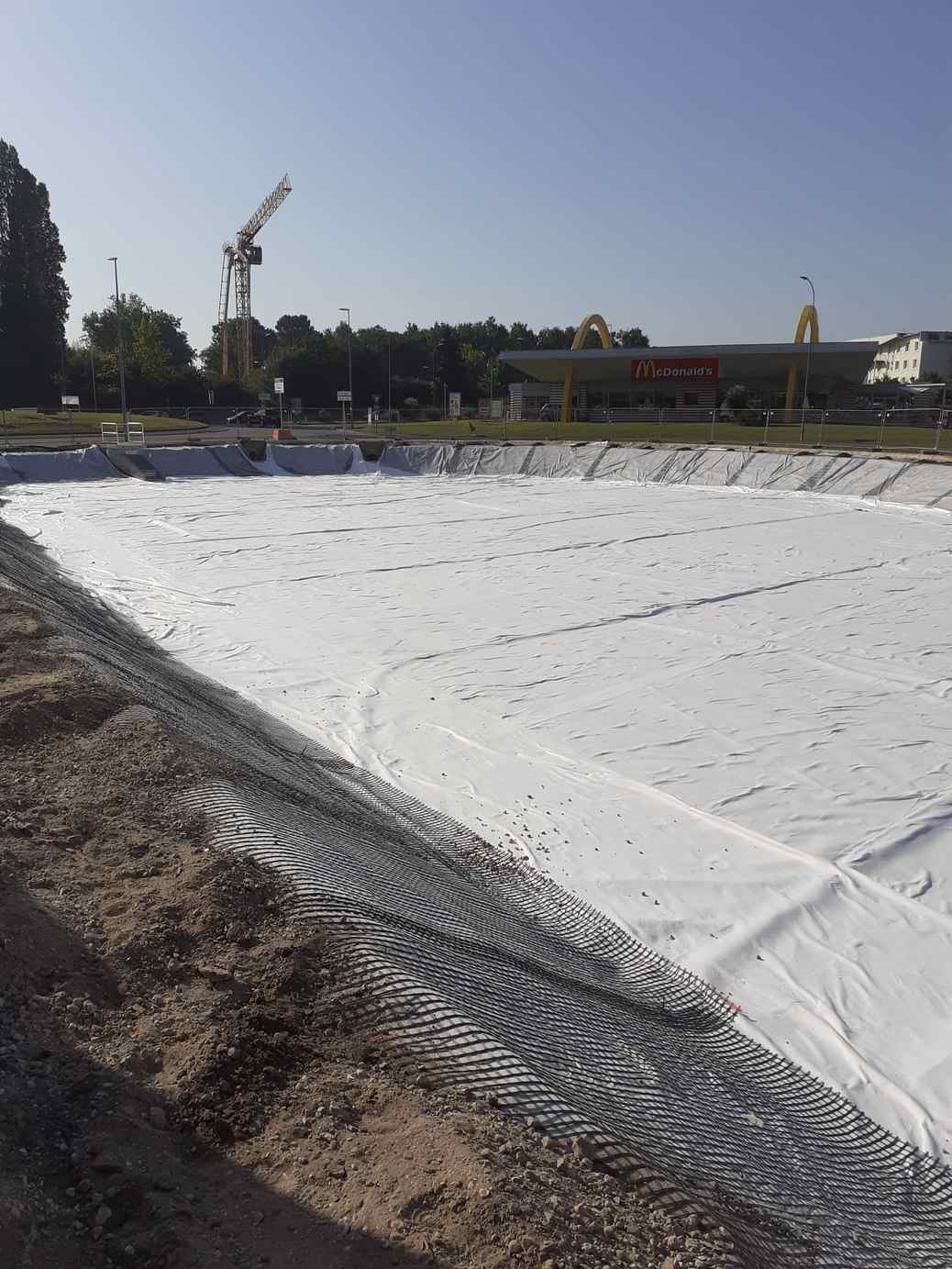 Pose du complexe d’étanchéité dans le bassin (semaine du 23 au 27 juin)