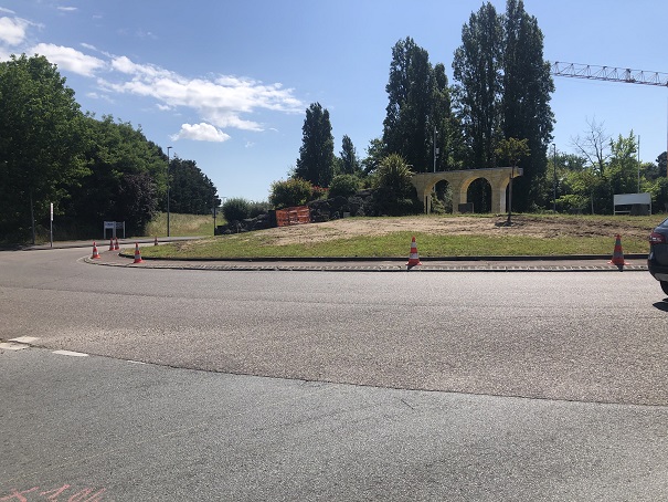 Finalisation des travaux sur le giratoire avant ré-engazonnement (semaine 12-16 mai)